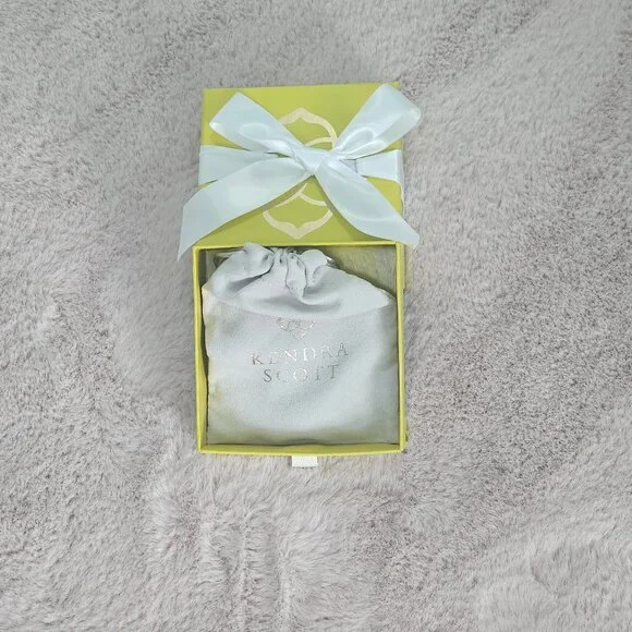 Letter P Pendant Necklace in Gold - Picture 4 of 7